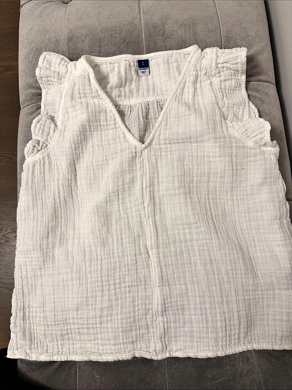 Old Navy V-Neck Gauze Tank Top in White Size Small